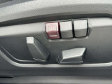運転席メモリー付きフロント電動シート装備。