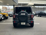 ジープのロゴ入りスペアタイヤカバーになります。