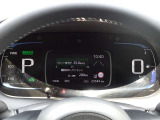 【メーターパネル】素早く車の情報が読み取れる、視認性に優れたシンプルなデザインのメーターパネルです。