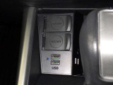 充電用USB端子付き。スマートフォンなどの充電に便利です。