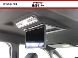 【後席モニター】 折りたたんで収納できるので使用しないときには邪魔になりません。長時間のドライブには是非音楽や映画を楽しんでください。