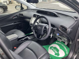 高いホールド性で運転姿勢が安定します。長距離ドライブでも疲れにくいのが魅力です。快適なドライビングライフをお送りください♪