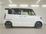 リアには左右スライドドアを採用。狭い駐車場でも開閉しやすく、強風の日でもドアが煽られにくくなっております。小さなお子さまやご年配の方も安心して乗り降りできます。