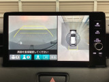 マルチビューカメラシステム搭載車です。お車の周囲を全方位でカバーします。後方・前方・両脇と、コンディションが悪い視界でもカラーモニターに映し出した映像がドライバーをサポートします。