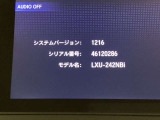 オーディオのチャンネル変更やボリュームなどの操作スイッチの他に、レフトセレクターホイールがついています。中央部を指先で上下に動かすことで、マルチインフォメーション・ディスプレイの各表示が確認できます。
