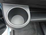 カップホルダーは運転席や助手席からちょうど手の届く位置です!!