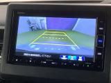 リバースギアに入れるだけで後方の表示へ切り替わります。夜間や雨の日の駐車も楽になりますよ。