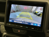 リバースギアに入れるだけで後方の表示へ切り替わります。夜間や雨の日の駐車も楽になりますよ。