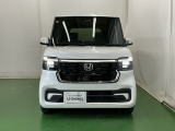 LEDヘッドライトを装備しています。LEDヘッドライトはとても明るく、雨の日や夜間走行も安全・安心です。オートライトコントロール付きで周囲の明るさに応じて自動で点灯・消灯します