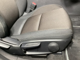 運転席にはドライバーの体型や好みに応じて前後方向だけでなく、高さの調整ができるシートリフターを装備!