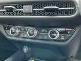 オートエアコンは左右席で独立温度コントロールが可能です。シートヒーター付きで、冷えた車内でもスイッチを押せば数秒で座面と背もたれがあたたかくなります。