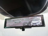 スマートルーミラー装備車両後方のカメラ映像をミラ-面に映し出すので、車内の状況や、天候などに影響されにくく、よりクリアな後方視界が得られます。