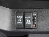 【パワースライドドア】車外・車内のドアハンドルからはもちろん、運転席スイッチやリモコンキーからも開閉操作が可能。挟み込み防止機能もあり、お子さまの乗り降りも安心。
