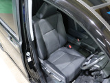 程よい硬さとホールド性が高いシートで長時間運転も快適です。