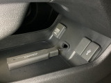 アクセサリーソケットはUSBのアダプターなどをつければ、スマホの充電にも使えます。横にはナビゲーション用の外部入力可能なUSB端子がついており、周辺には物が置けるトレーがついています。
