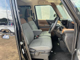 運転席・助手席の間には肘置きがあるので、ゆったり運転できます!
