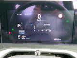 メーター中央に、様々な車両情報を表示してくれる、ディスプレイがついています。