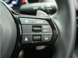 ◆アダプティブクルーズコントロール◆予め設定した車速内でクルマが自動的に加減速。前走車との適切な車間距離を維持しながら追従走行します。【LKAS】車線維持支援システムでステアリング操作を支援。