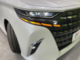 【LEDヘッドライト】悪天候や夜間走行時も良好な視界を確保し安心して運転できる高輝度LEDヘッドライトを装備!点灯速度が早く、消費電力も抑えられています。