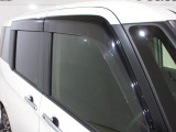 実用的で人気のオプション『ドアバイザー』が付いています!雨の日でも窓を開けて換気ができる便利な装備!付いてて良かったと思える用品です!