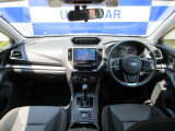 シンプルで機能的な運転席まわり。車お操作することを重視したインテリア。