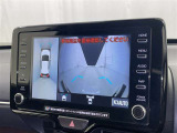 パノラミックビューモニターを装備。駐車場や交差点でクルマを真上から見るように周囲を確認できます。機能の詳細は販売店スタッフまでおたずねください。