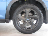 右前 18インチアルミホイール タイヤサイズは、225/55R18です。「*ホイールロックナットは展示用です」スタッドレスタイヤ装着