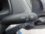 スイッチをオートに設定しておけば、車外の明るさに応じて自動的にヘッドランプを点灯・消灯します。夕暮れ時やトンネルの続く山道などを走行する時に便利なコンライトを装備しています。