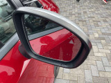 後側方から接近する車を検知してドアミラー内に表示、さらに衝突の危険度が高まるとシステムが車線内に戻す方向に力を短時間発生させ、ドライバーがクルマを車線内に戻す操作を促します。