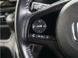 ハンドルにオーディオ操作用スイッチを備え、手を放さずに操作可能。安全性と利便性を両立しています。