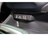 小物の収納に便利なセンタートレイには携帯等のデバイスの充電可能なUSB出力電源付です。