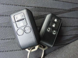 カギを取り出す手間がなく施錠開錠・エンジン始動ができる便利なスマートキーです!荷物で手がふさがっていたり、雨天時にも役立ちます☆