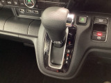 インパネシフトを採用しているので、前席の足元も広々としています。運転席と助手席の行き来もスムーズです!