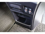 USB充電器や様々な電気製品の電源供給ポートとしてアクセサリーソケットを装備しています。車内にあると便利なアイテムのひとつですね!充電中のスマホなどの置き場に便利なロアポケットも備えています。。