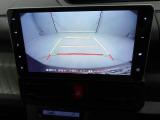 後退時に車両の後ろ側をモニター画面に表示します。車庫入れなどでバックする際に後方確認ができて便利です。車庫入れが苦手な人もこれで安心。