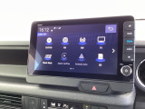 HondaCONNECT対応の便利なナビディスプレー。お持ちのスマートフォンと連携して、ナビやBluetoothでの音楽再生が可能です。デザインはもちろん、操作性も良好です。