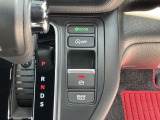 後席用のシートバックテーブルを装備。運転席と助手席のシートバックにUSB端子があります。スマートフォンなどの充電が可能です