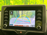【バックカメラ】駐車時に後方がリアルタイム映像で確認できます。大型商業施設や立体駐車場での駐車時や、夜間のバック時に大活躍!運転スキルに関わらず、今や必須となった装備のひとつです!