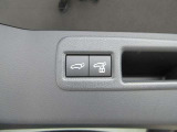 スイッチひとつで電動開閉できるパワーリヤゲート!!荷物などで手がふさがっている時や離れた場所からでも、スマートにカーゴルームにアクセスできます☆