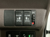 【両側パワースライドドア】両側がパワースライドドアになっており、運転席のスイッチやスマートキーでも開閉が可能です!開口部も広いので乗り降りも楽々♪