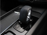 チャコールカラーのシフトノブ。スウェーデンならではのモダンな感覚にあふれるラグジュアリー感。そのスタイリッシュなエクステリアには、都市のライフスタイルに自然に溶け込むセンスが息づいています。