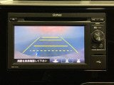 バックでの車庫入れも安心です! リアカメラが付いているバックモニター付のディスプレイオーディオを装備しております。操作線もついており距離感も画面から確認できます。