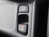 「HOLD」スイッチを押し、システムONの状態にしておくことで、渋滞や信号待ちなどでブレーキを踏んで停車した時にブレーキを保持。アクセルを踏むと解除されます。