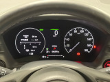 ハイブリット車専用のメーターです。右側の大型スピードメーターに加え、ステアリングスイッチを使って左のマルチインフォメーション・ディスプレイで燃費や動力伝達などの情報が見れるようになっています。