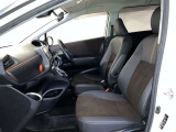 高いホールド性で運転姿勢が安定します。長距離ドライブでも疲れにくいのが魅力です。快適なドライビングライフをお送りください♪