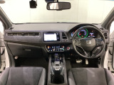 車内は光触媒抗菌消臭施工済です。スタイリッシュなデザインでスポーティなインパネ周りを演出します。グローブボックスやカップホルダーのほかにトレーなどたくさんの収納スペースが付いています。