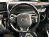 インテリアに合わせたデザインのステアリングは、運転される方のことも考え、運転しやすい形状、大きさです。是非一度、実際に触ってお確かめください。