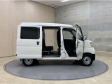 狭いスペースでも、隣の車を気にせず開閉出来るスライドドア。どんな場所でもドアを十分に大きく開くことが出来るので乗り降りや荷物を載せるのに便利です。