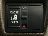 【パワースライドドア】助手席側がパワースライドドアになっており、運転席のスイッチやスマートキーでも開閉が可能です!開口部も広いので乗り降りも楽々♪