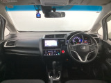 【前方視界】開放的な前方視界!運転がしやすく疲れにくいです♪窓が大きく、見通しがとっても良いおクルマですよ♪